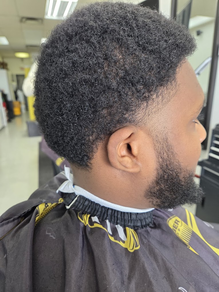 Barber at work — Roi De Klipz Barbier LaSalle